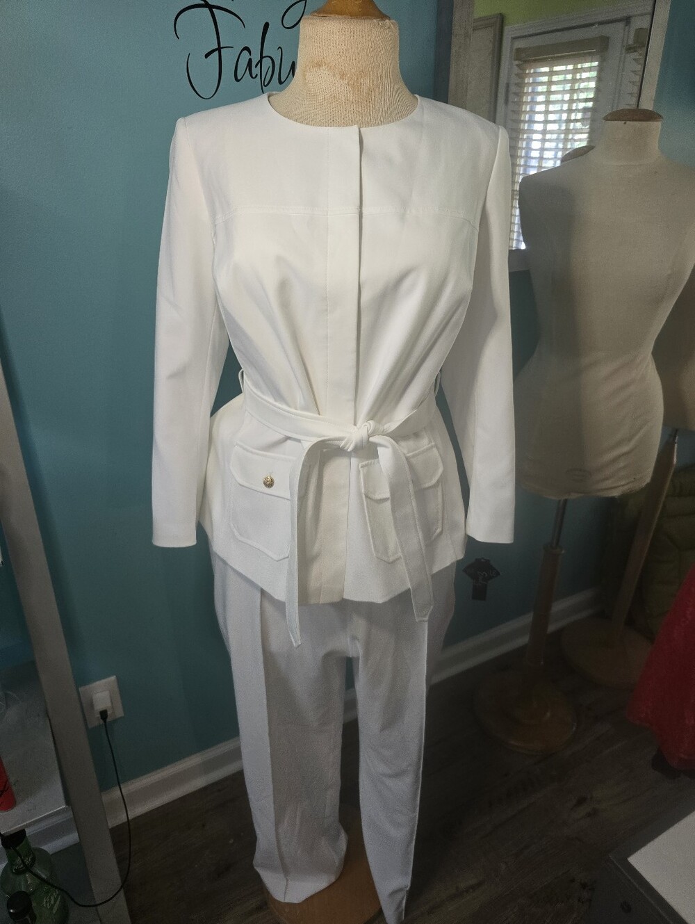 Elegant 2-Piece White Pant Suit